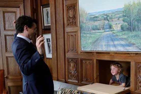 بچه‌داری نخست وزیر کانادا در دفتر کار+عکس