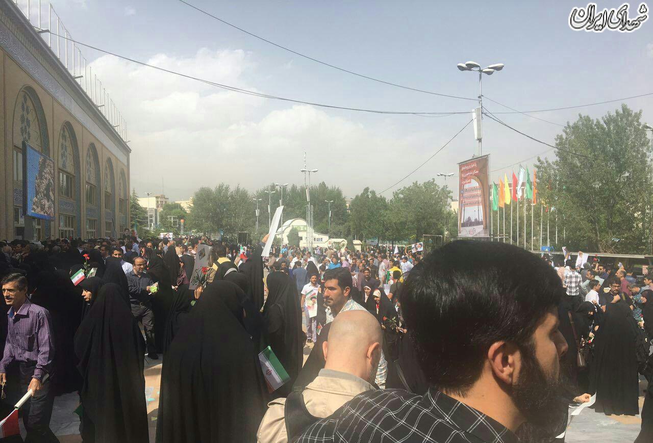 عکس/ مصلی تهران پر شد، حامیان رئیس در خیابان های اطراف