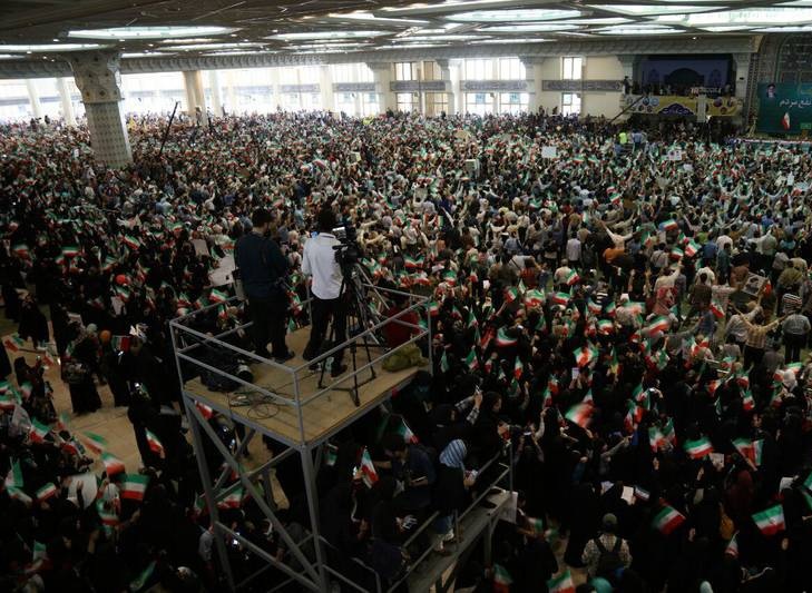 حماسه رئیسی- قالیباف در قلب تهران/ مصلی دیگر جا ندارد/ رئیسی دست قالیباف را بالا برد