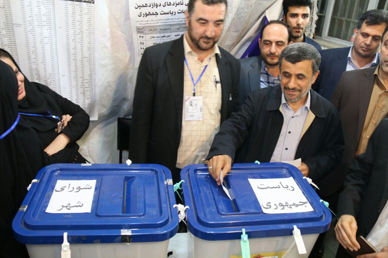احمدی نژاد در حال انداختن رای به صندوق+عکس