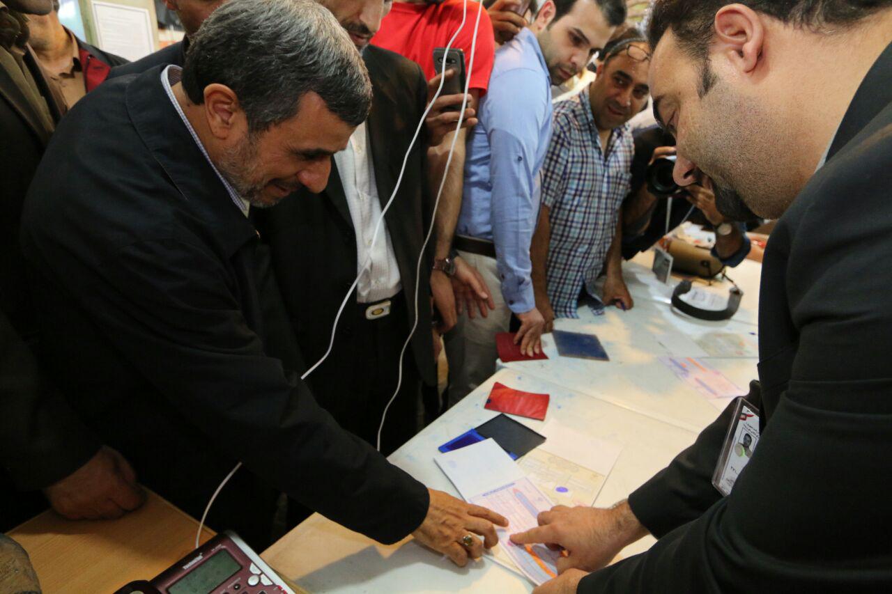 احمدی نژاد در حال انداختن رای به صندوق+عکس