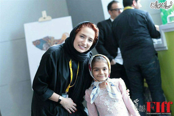 بازیگر زن در کنار دختر شهید مدافع حرم+عکس