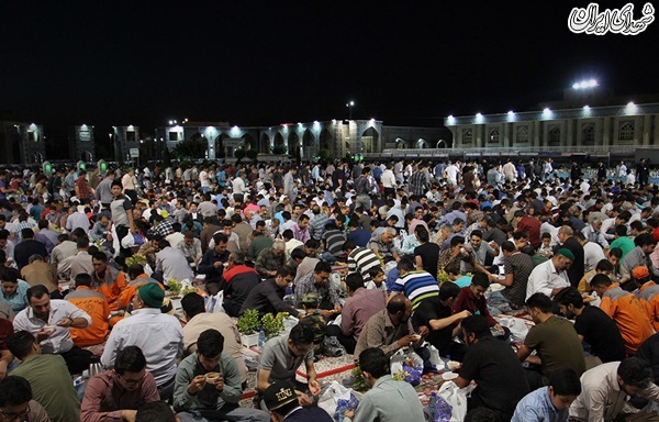عکس/ افطار در حرم مطهر رضوی