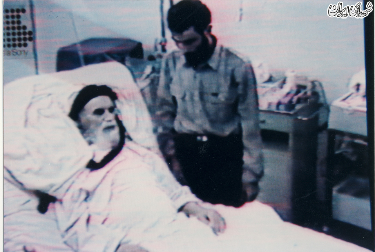 نماز امام شهیدان روی تخت بیمارستان+عکس
