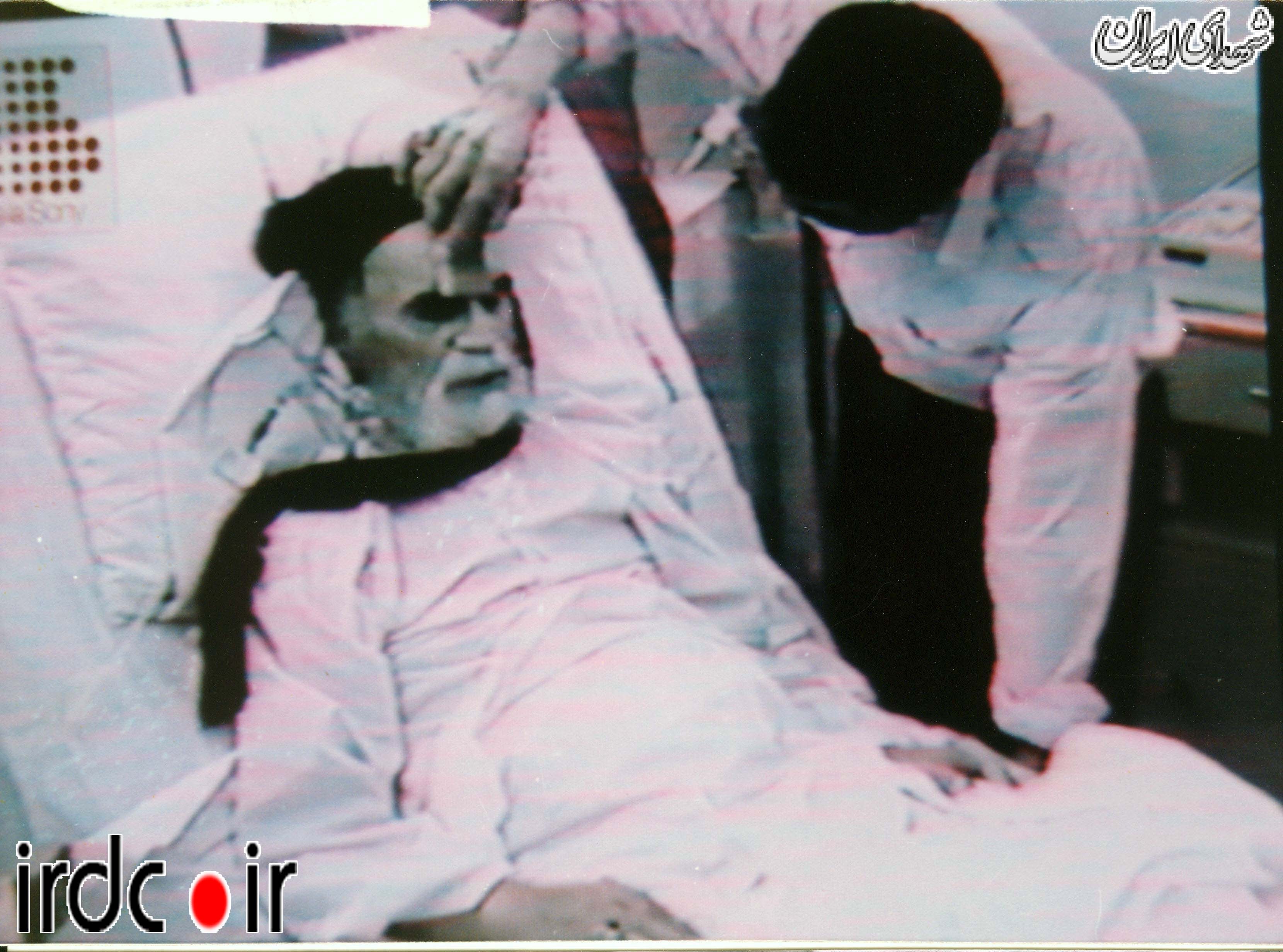 نماز امام شهیدان روی تخت بیمارستان+عکس