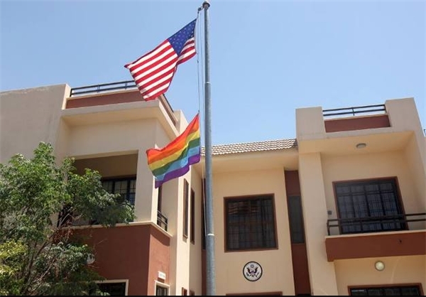 پرچم همجنس‌بازان بر فراز کنسولگری آمریکا +عکس
