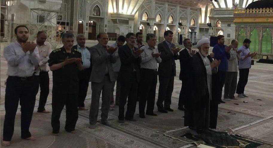 عکس/ اقامه نماز جماعت در حرم امام پس از حادثه تروریستی