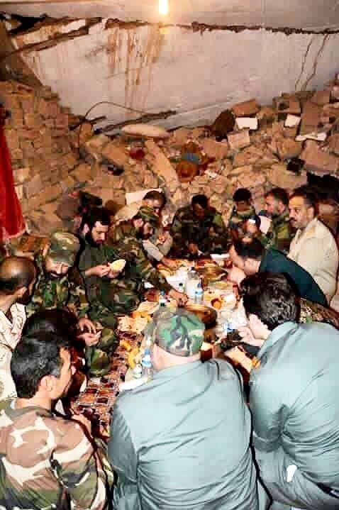 افطار فرماندهان مدافع حرم عراقی در جبهه+عکس