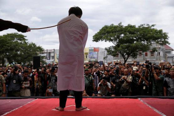 شلاق زدن یک مرد همجنسگرا در اندونزی+عکس