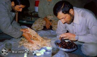 شهید باکری در حال تدارک سفره افطار+عکس