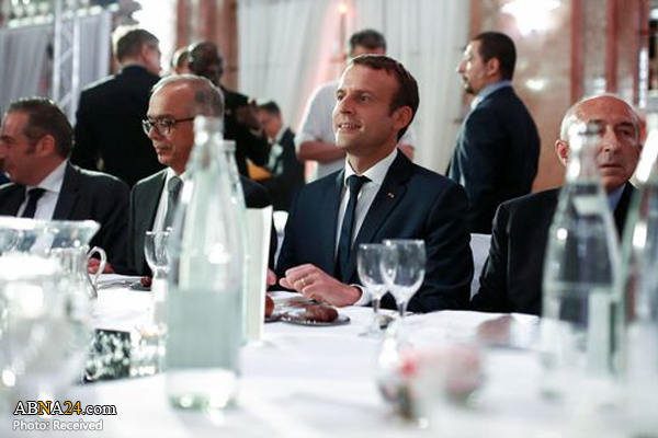 رئیس جمهور فرانسه در افطاری مسلمان + عکس