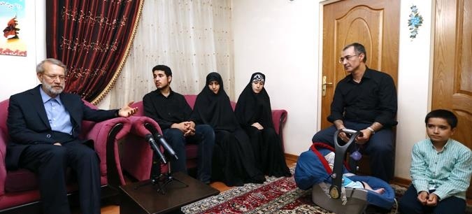 دیدار  لاریجانی با خانواده شهدای حادثه تروریستی