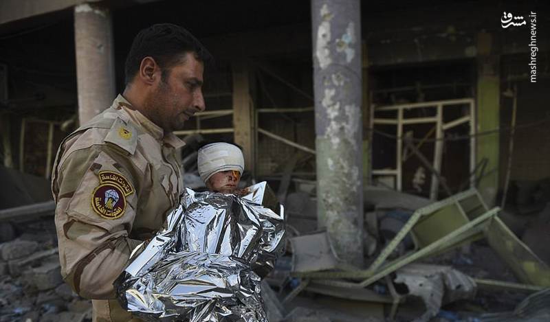 نجات 2 کودک از زیر آوارهای شهر موصل+عکس