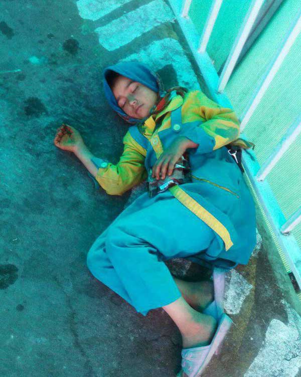 دختر تنهایی که روی پل عابر پیاده خوابیده است+عکس