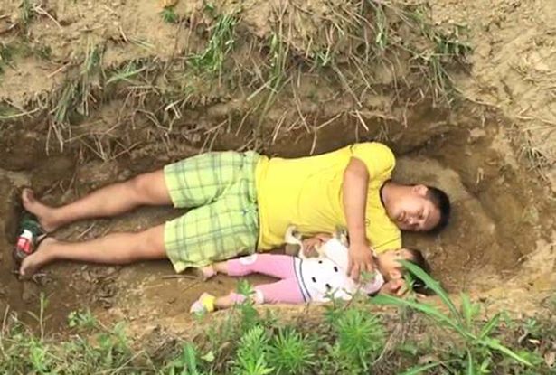 بازی پدر با دختر ۲ ساله‌اش در یک قبر! +عکس