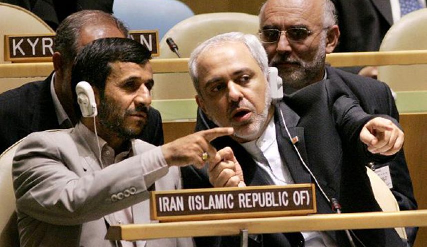 تصویری از نگاه معنادار ظریف به احمدی نژاد+عکس