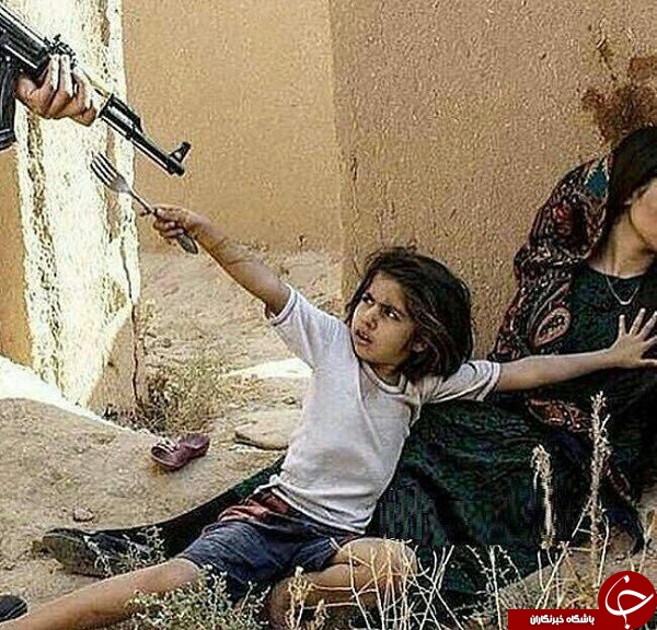 دفاع مظلومانه دختربچه سوری از جنازه‌ مادر + عکس