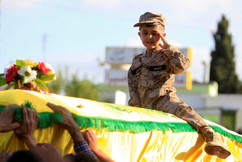 وداع غرورمندانه فرزند فرمانده حزب‌الله با پیکر پدر+عکس