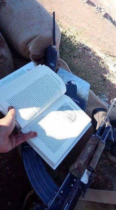 کتابی که رزمندگان حزب‎‌الله در خط مقدم می‌خوانند +عکس