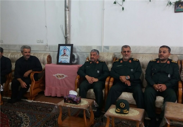 دیدار سرزده فرمانده سپاه با خانواده شهید حججی+عکس