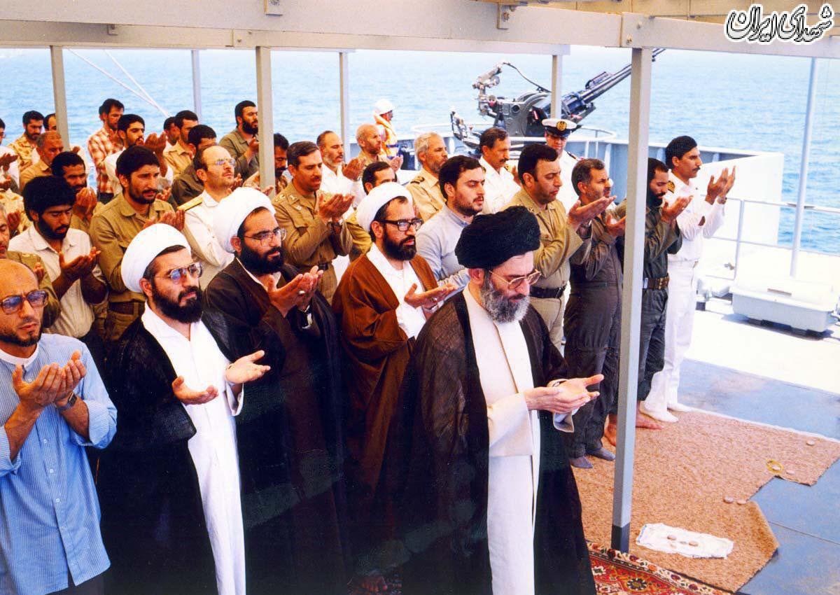 نماز جماعت روی ناو جنگی/عکس