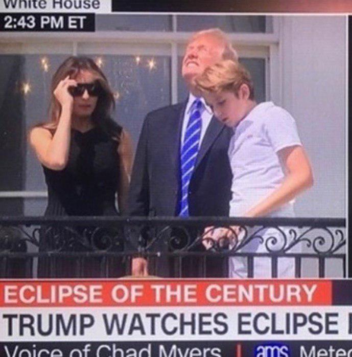 با وجود هشدارها، ترامپ به خورشید نگاه کرد! +عکس