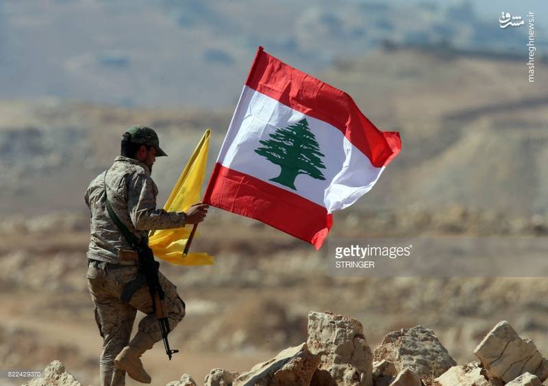 اهتزاز پرچم‌ حزب‌الله در بلندی‌های عرسال + عکس