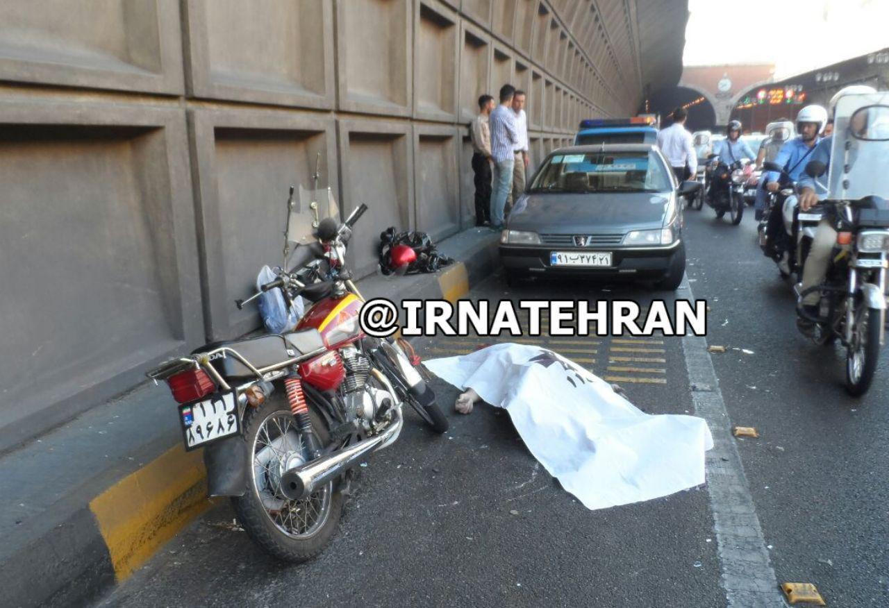 مرگ یک موتورسیکلت‌سوار در تونل توحید تهران+عکس