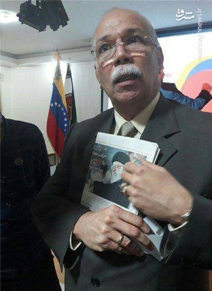 تصویر رهبر انقلاب در دست سفیر ونزوئلا در تهران +عکس