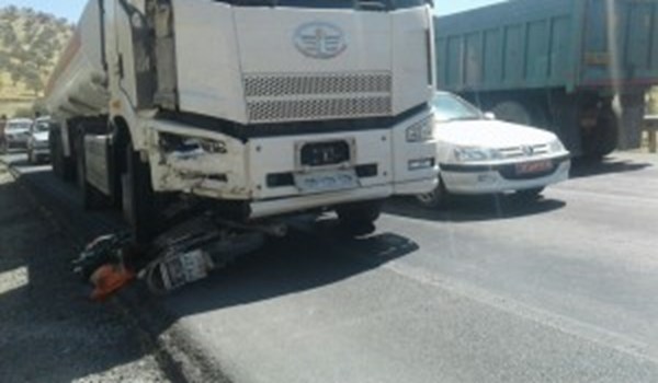 مرگ موتورسوار زیر چرخ کامیون در جاده یاسوج+عکس