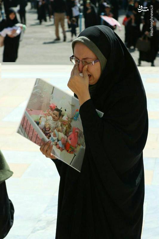 اشک‌های مادر بنیتا در مراسم شیرخوارگان + عکس