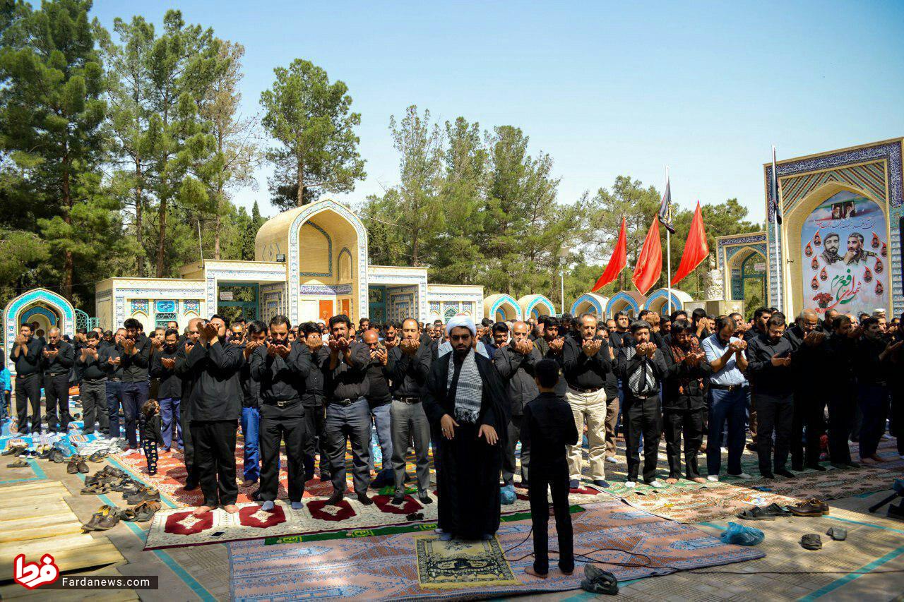 نماز جماعت ظهر عاشورا در مقبره شهید حججی + عکس