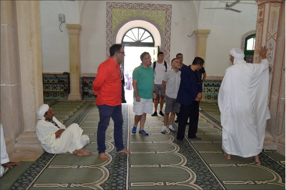 پوشش نامناسب سفیر انگلیس در یک مسجد! +عکس