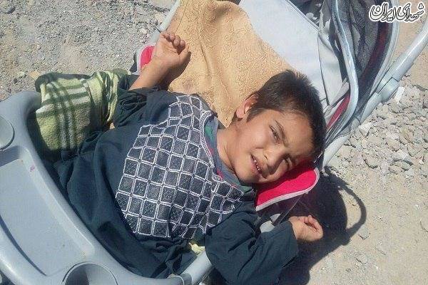 زندگی پسربچه ۷ ساله معلول در چادر/ عکس