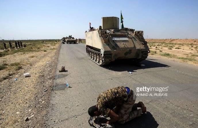 سجده شکر سرباز عراقی پس از موفقیت‌های ارتش + عکس