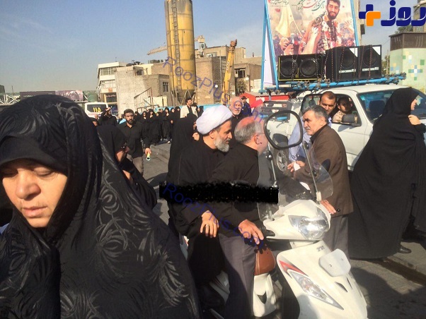 روحانی مشهور پشت موتور در میدان امام حسین