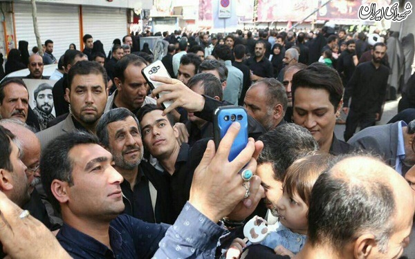 حضور احمدی نژاد در مراسم تشييع شهيد حججي/ عکس