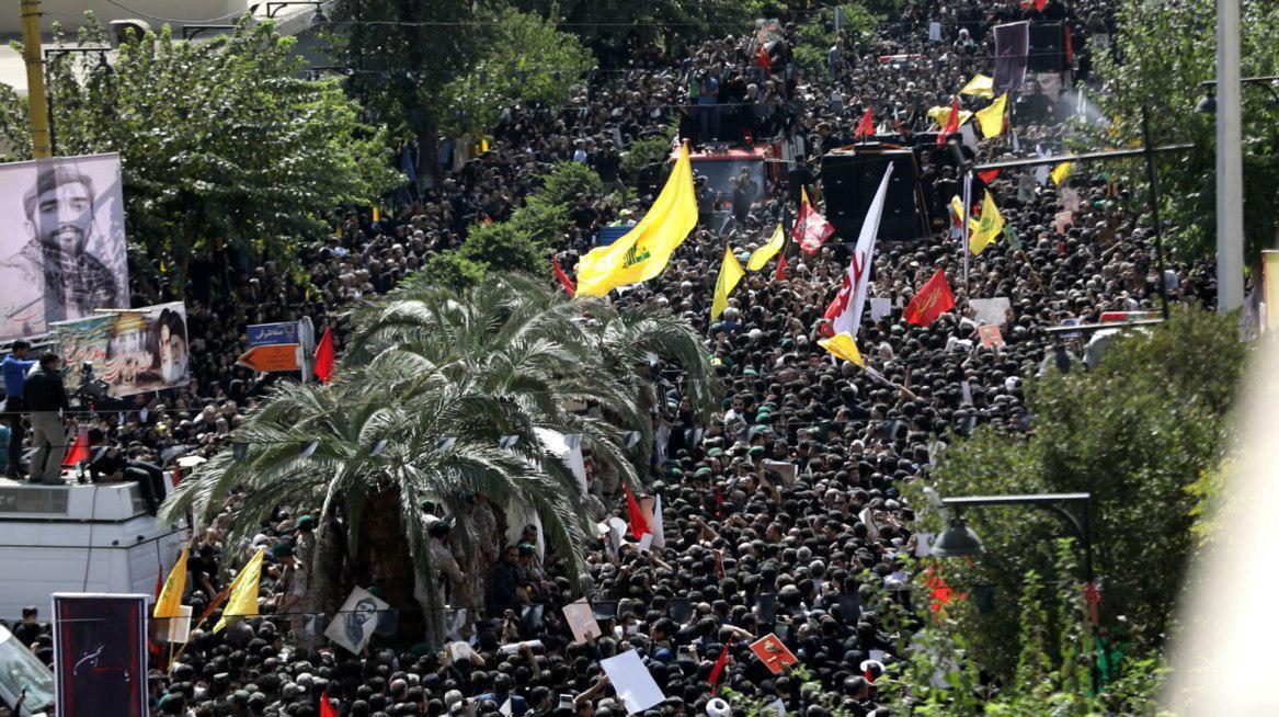 بوسه رهبر انقلاب بر تابوت شهید حججی/ حضور پر شور مردم در تشییع 