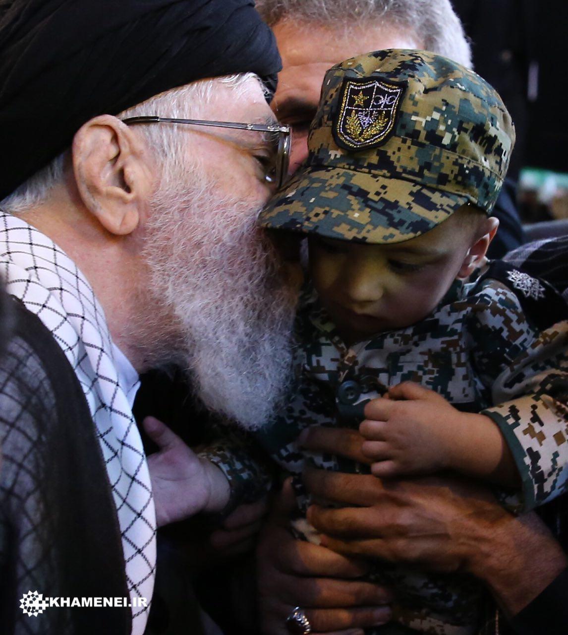 بوسیدن فرزند شهید حججی توسط رهبر انقلاب + عکس