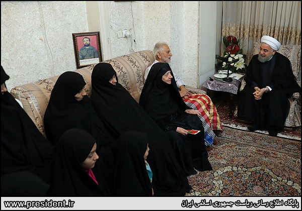 دیدار رئیس جمهور با خانواده شهیدان غضنفری + عکس