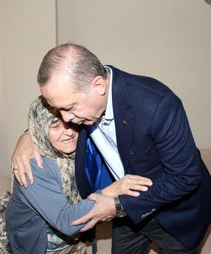 حضور و چای خوری اردوغان در منزل یک پیرزن + عکس