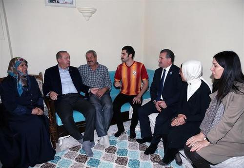حضور و چای خوری اردوغان در منزل یک پیرزن + عکس
