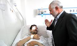 عیادت داوود احمدی نژاد از یکی از مجروحان فتنه + عکس