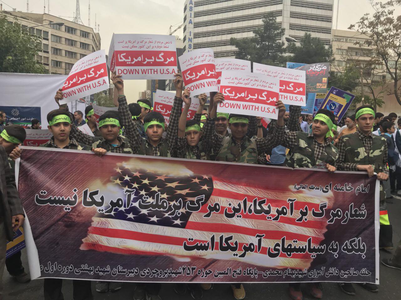 عکس/ حضور دانش آموزان با پرچم مرگ بر امریکا در راهپیمایی 13 آبان