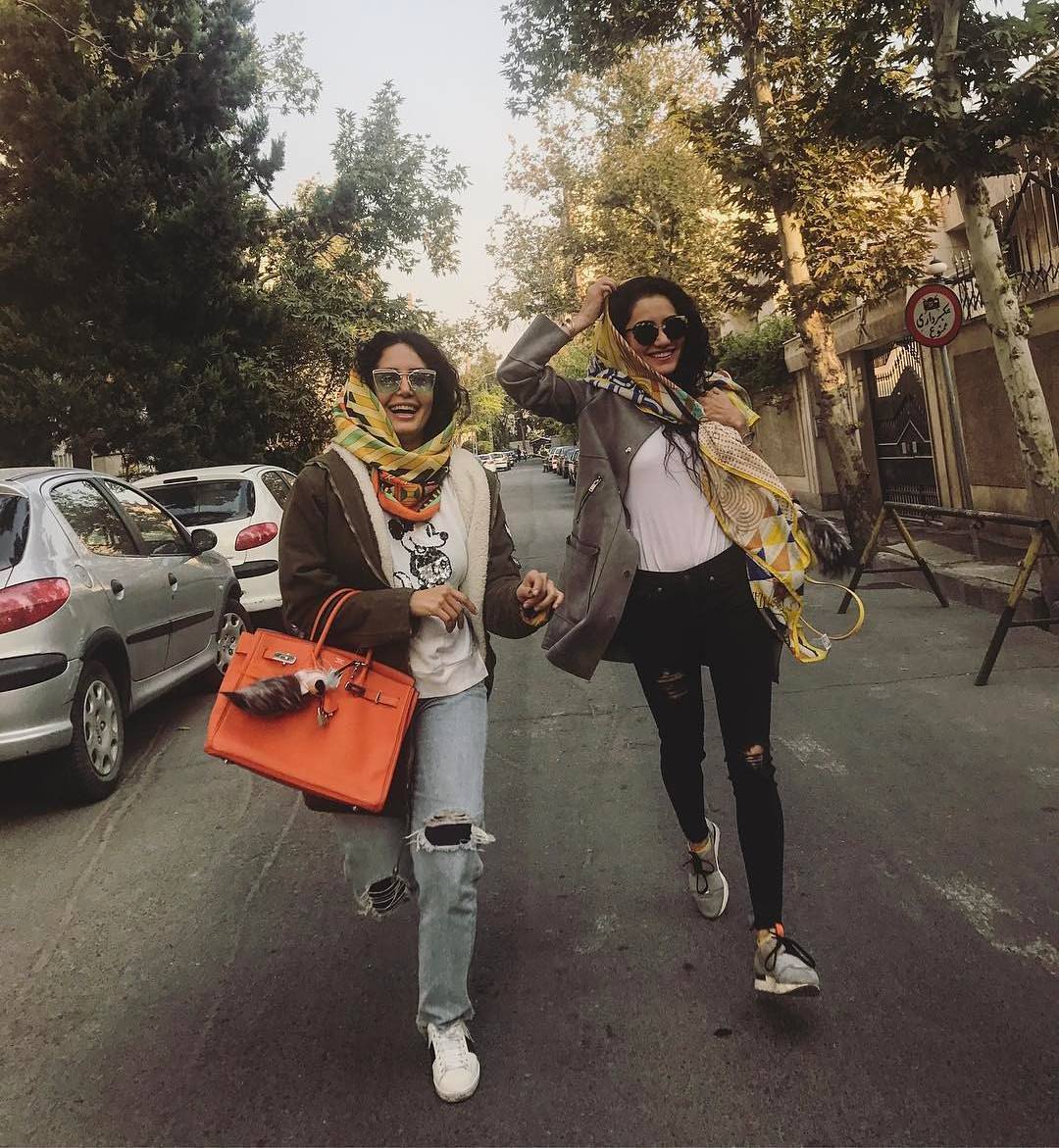 تیپ شرم آور بازیگر زن و خواهرش در خیابان!!؟ + عکس