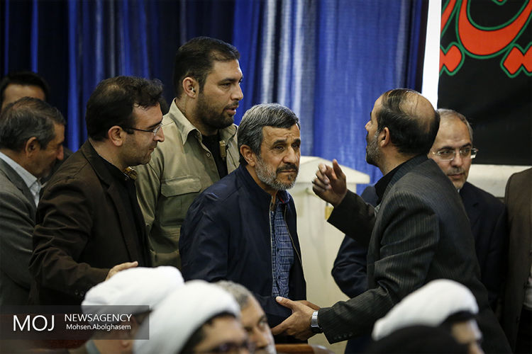 احمدی نژاد در مراسم ختم پدر سردار سلیمانی + عکس