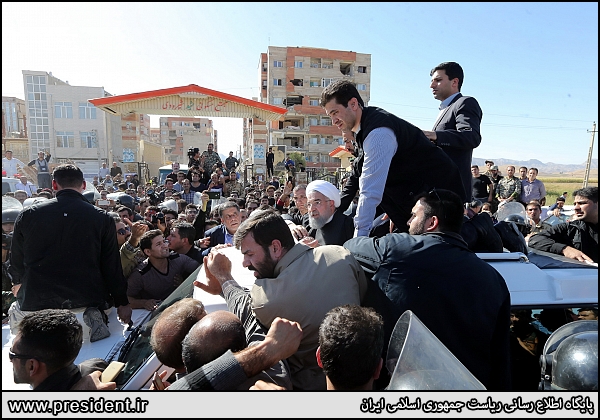حضور رئیس جمهور در جمع مردم زلزله زده + عکس