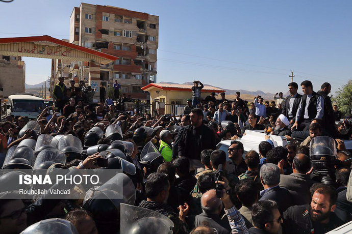حضور رئیس جمهور در جمع مردم زلزله زده + عکس