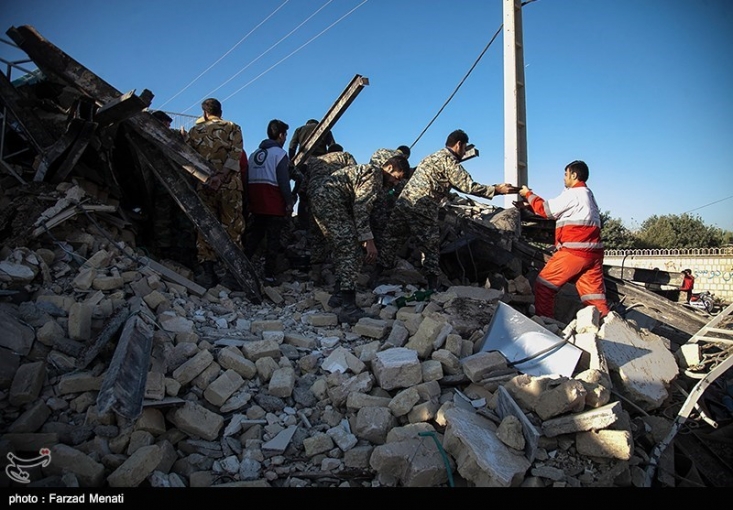 سپاه و ارتش مشغول خدمت رسانی به زلزله زدگان؛ دولت بi دنبال تسویه حساب سیاسی!