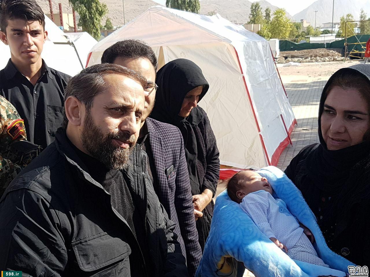 حضور مداح معروف در مناطق زلزله زده کرمانشاه + عکس